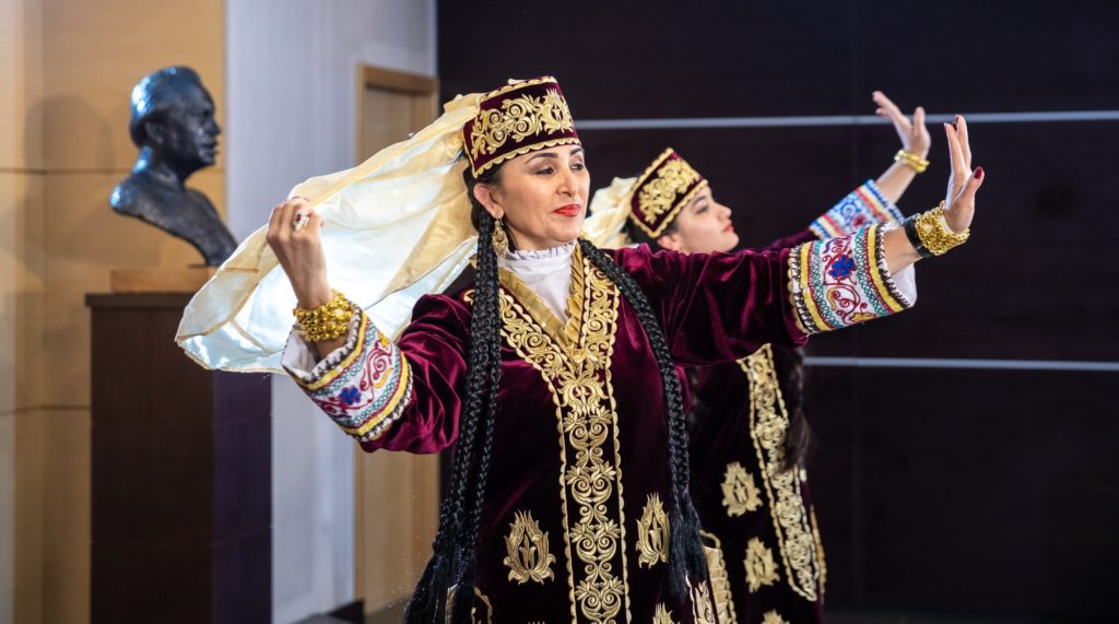 Бухарский танец в Центре Саентологии на Таганке