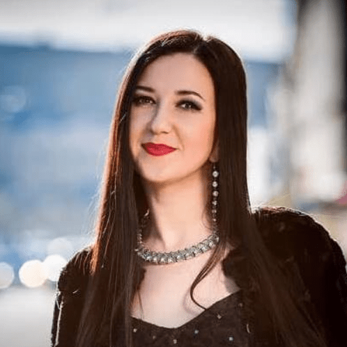 Яна Подкар, —, певица, поющая на 11 языках, гран-при конкурса «Королева музыки»