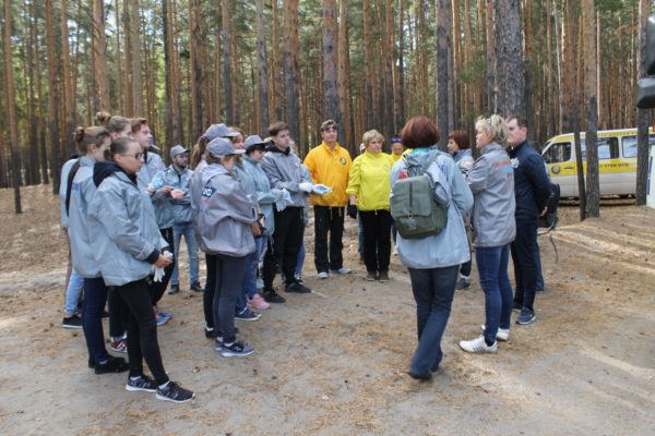 Координация перед началом акции «Живой лес» на «Голубых озерах». Добровольцы Уральского тура Доброй воли вместе с активистами ОНФ.