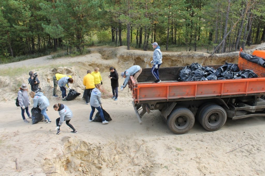 Погрузка мусора во время акции «Живой лес» на «Голубых озерах». Добровольцы Уральского тура доброй воли работают вместе с активистами ОНФ