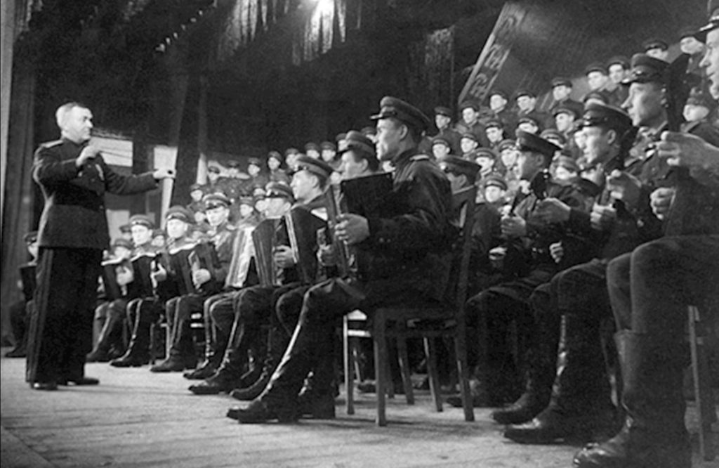 Москва, 1943 г. Одна из первых репетиций Гимна Советского Союза Ансамблем Советской Армии под руководством А. В. Александрова