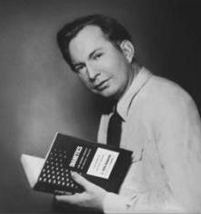 Л. Рон Хаббард с первым изданием книги «Дианетика»