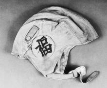 Лётный шлем Л. Рона Хаббарда с японским иероглифом — пожеланием удачи.