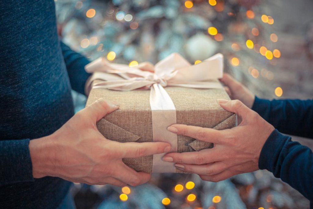 Дарение подарков <br>как знак симпатии и уважения