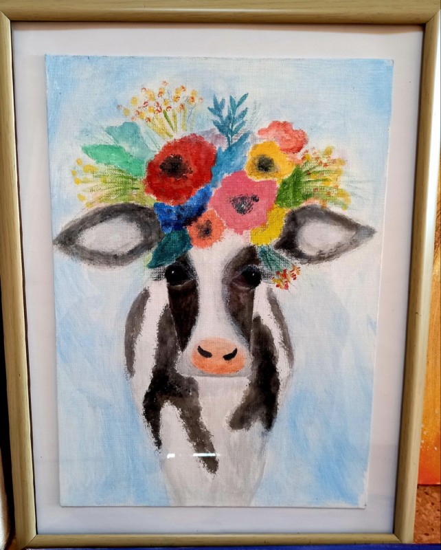 Детский рисунок коровы с венком.